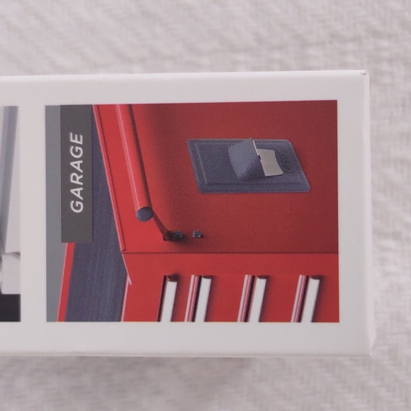 Capski bottle opener securely grips to surfaces. New in box - Picture 7 of 9